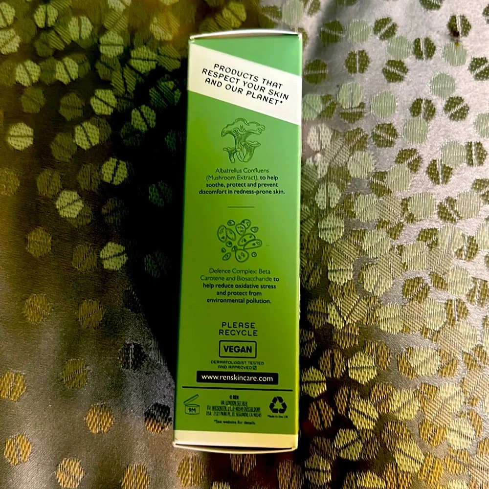 REN Clean Skincare Evercalm Redness Relief Serum - Green